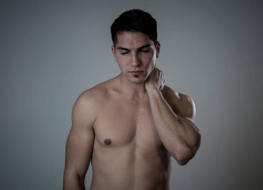 Genç kaslı uygun adam dokunmadan ve kapma boyun ve üst sırt acı servikal ağrı egzersiz sonra. Nötr arka planda izole. Spor yaralanması yanlış duruş sorunları ve vücut sağlık bakımı.