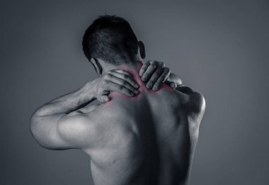 Genç kaslı uygun adam dokunmadan ve kapma boyun ve üst sırt acı servikal ağrı egzersiz sonra. Nötr arka planda izole. Spor yaralanması yanlış duruş sorunları ve vücut sağlık bakımı.