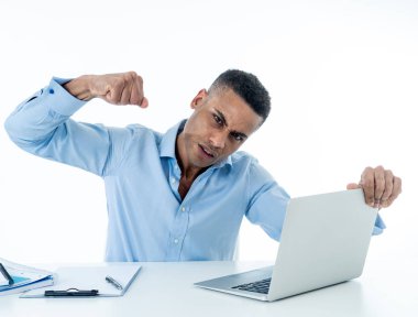 Duygu yorgun ve çok çalışan insanlar, stres, teknoloji ve fazla mesai kavramı beyaz arka planda izole Danışma, bilgisayarda bağıran kızgın ve umutsuz bir Afrikalı-Amerikalı girişimci işadamı.