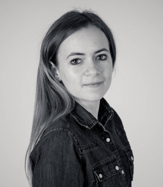 Siyah ve beyaz stüdyo portre küçük genç güzel genç sarı saç giyen Jean gömlek duygu emin, rahat poz ve modelleme. Gençlik, yaşam tarzı ve güzellik konsepti.