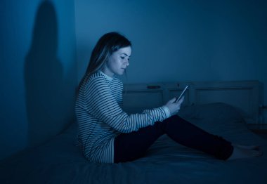 Genç ergen kız mobil cep telefonu bağımlılığı duygu yalnız ve depresyona sahip uykusuzluk uyku gece geç saatlere kadar oturan bağlı olması gerek. Inç