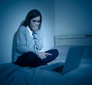 Korkmuş ve korkutucu üzücü genç laptop acı siber zorbalık ve taciz ile hat üzerinde zorbalık. Stalker sosyal medya, online zorluklar ve İnternet tehlikeleri zorbalık çocuk kurbanı.