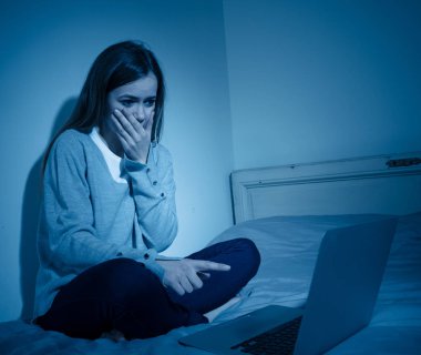 Korkmuş ve korkutucu üzücü genç laptop acı siber zorbalık ve taciz ile hat üzerinde zorbalık. Stalker sosyal medya, online zorluklar ve İnternet tehlikeleri zorbalık çocuk kurbanı.