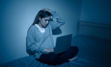 Korkmuş ve korkutmak genç bilgisayar Sanal zorbalık ve taciz acı dizüstü zorbalık olmak ağlıyor. Stalker sosyal medya, online zorluklar ve İnternet tehlikeleri zorbalık çocuk kurbanı.