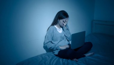 Korkmuş ve korkutmak genç bilgisayar Sanal zorbalık ve taciz acı dizüstü zorbalık olmak ağlıyor. Stalker sosyal medya, online zorluklar ve İnternet tehlikeleri zorbalık çocuk kurbanı.