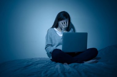 Korkmuş ve korkutucu üzücü genç laptop acı siber zorbalık ve taciz ile hat üzerinde zorbalık. Stalker sosyal medya, online zorluklar ve İnternet tehlikeleri zorbalık çocuk kurbanı.