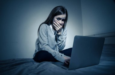 Korkmuş ve korkutucu üzücü genç laptop acı siber zorbalık ve taciz ile hat üzerinde zorbalık. Stalker sosyal medya, online zorluklar ve İnternet tehlikeleri zorbalık çocuk kurbanı.