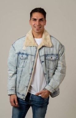 Onun 20s genç çekici şık moda adam modelinin portre nötr arka plan seksi ve erkeksi görünümlü karşı Jean ceket giyiyor. İnsanlar, Irklararası ve güzellik kavramı.