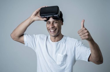Sanal gerçeklik deneyimi. VR gözlük simülasyon ve sanal yaşam keşfetmek heyecan hissi kullanmak için mutlu genç Afrikalı Amerikalı genç adam. Yeni teknoloji sanal Augmented gerçeklik kavramı.