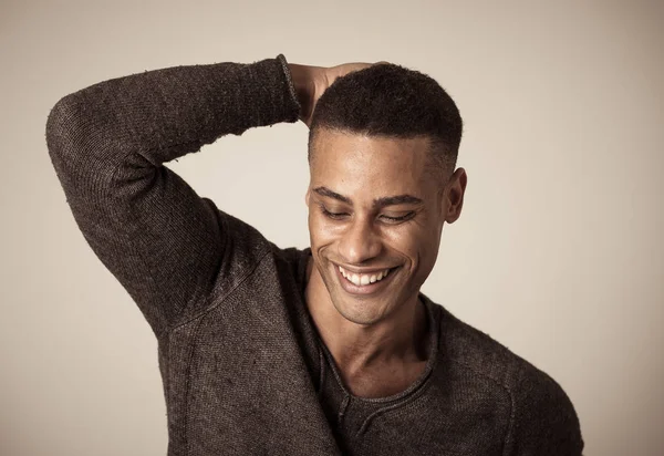 Портрет Молодої Привабливої Стильної Афроамериканської Моделі Чоловіка Позує Повсякденному Одязі — стокове фото