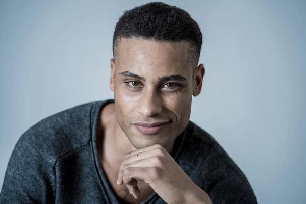Portrét Mladého Atraktivního Elegantnějšího Afroamerického Muže Který Příležitostných Šatech Neutrální — Stock fotografie
