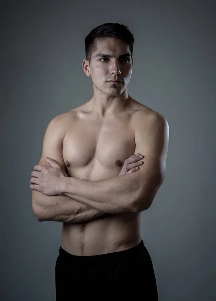 Velmi Pohledný Atletický Mladý Muž Izolovaný Neutrálním Pozadí Směsný Latinský — Stock fotografie