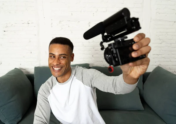 生活方式的肖像年轻快乐男性博主在相机屏幕上拍摄的视频教程为互联网 千禧一代的人 新的时尚和现代技术 自由职业者和创造性的工作概念 — 图库照片