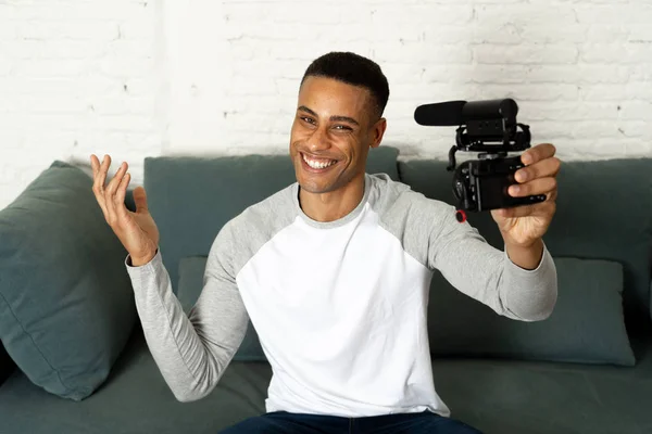 Životní Styl Portrét Mladých Šťastný Muž Blogger Obrazovce Fotoaparát Natáčení — Stock fotografie