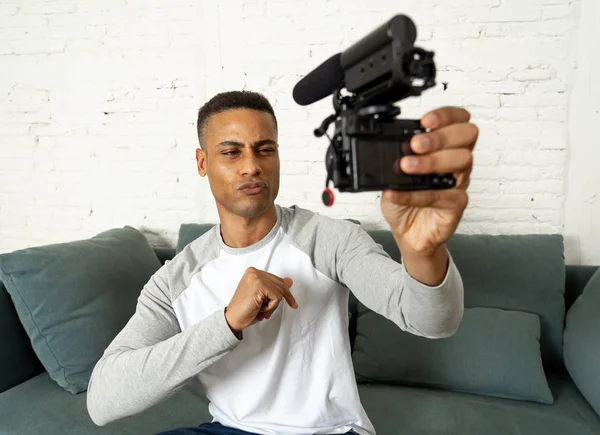 生活方式的肖像年轻快乐男性博主在相机屏幕上拍摄的视频教程为互联网 千禧一代的人 新的时尚和现代技术 自由职业者和创造性的工作概念 — 图库照片