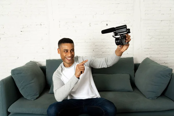 Lebensstil Porträt Junger Glücklicher Männlicher Blogger Auf Dem Kamerascreen Der — Stockfoto