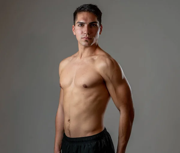 Fuerte Joven Atlético Guapo Aislado Fondo Neutro Modelo Musculoso Latino —  Fotos de Stock
