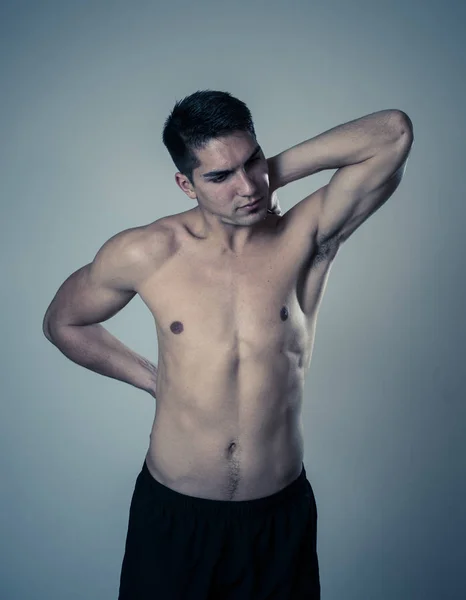 Ung Muskulös Fitness Man Röra Och Gripa Tag Nacken Och — Stockfoto