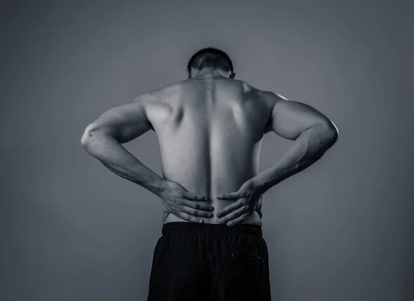 Joven Hombre Fitness Muscular Tocando Agarrando Espalda Baja Sufriendo Fuerte — Foto de Stock