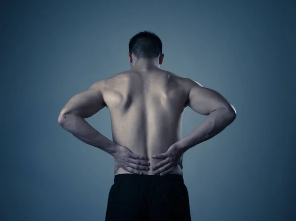 Unga Muskulös Fitness Man Röra Och Gripa Tag Hans Nedre — Stockfoto