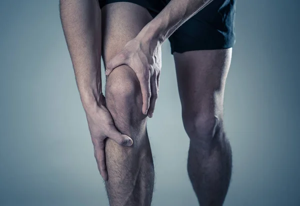 Hombre Joven Forma Sosteniendo Rodilla Con Las Manos Dolor Después — Foto de Stock