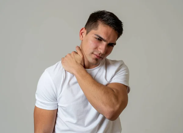 Joven Hombre Fitness Muscular Tocándose Agarrándose Cuello Parte Superior Espalda — Foto de Stock