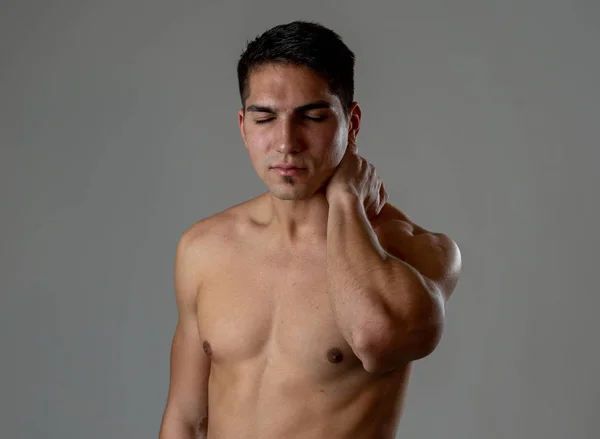 Joven Hombre Forma Muscular Tocando Agarrando Cuello Parte Superior Espalda —  Fotos de Stock