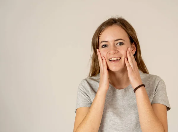 Giovane Bella Adolescente Caucasica Ragazza Felice Eccitato Timido Celebrando Vittoria — Foto Stock