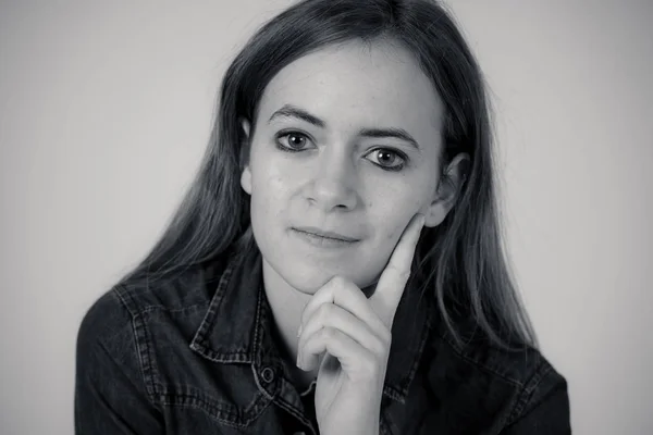 Retrato Blanco Negro Del Estudio Una Joven Hermosa Adolescente Con — Foto de Stock