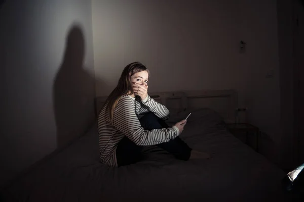 Triste Desesperado Jovem Adolescente Menina Telefone Inteligente Que Sofre Bulling — Fotografia de Stock