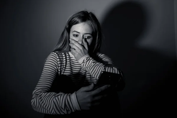 Triste Jeune Adolescente Désespérée Sur Téléphone Intelligent Souffrant Harcèlement Harcèlement — Photo