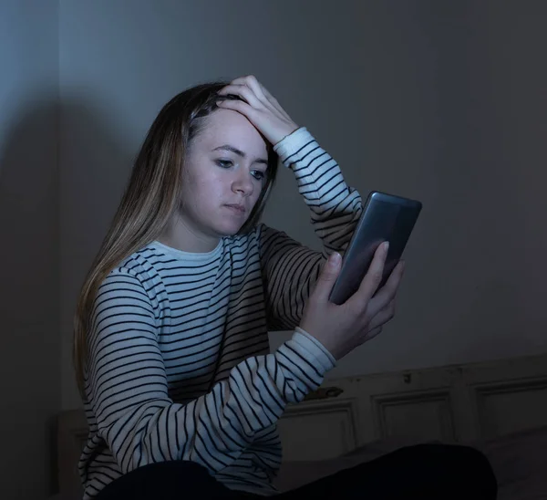 Triste Desesperado Jovem Adolescente Menina Telefone Inteligente Que Sofre Bulling — Fotografia de Stock