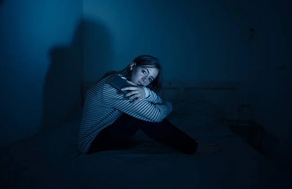 Online Bulling Taciz Yalnız Umutsuz Gece Yatakta Oturan Felling Acı — Stok fotoğraf