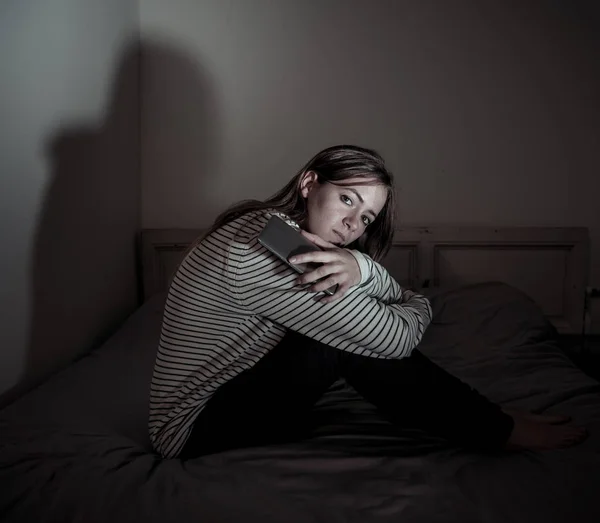 Online Bulling Taciz Yalnız Umutsuz Gece Yatakta Oturan Felling Acı — Stok fotoğraf