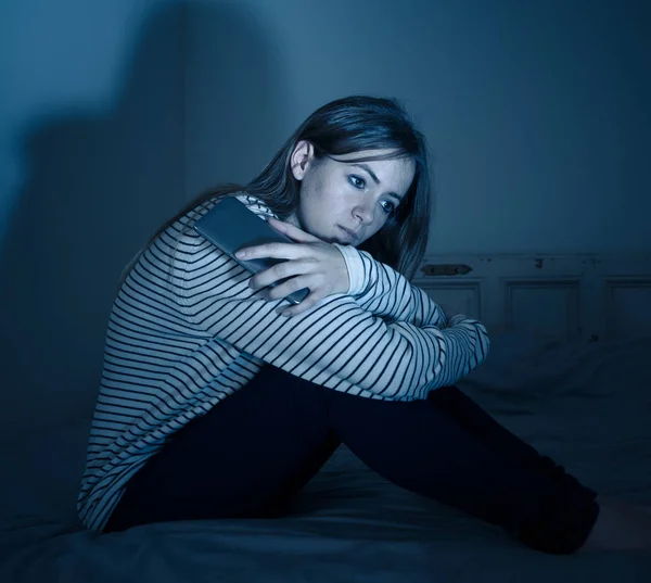 Triste Desesperado Jovem Adolescente Menina Telefone Inteligente Que Sofre Bulling — Fotografia de Stock