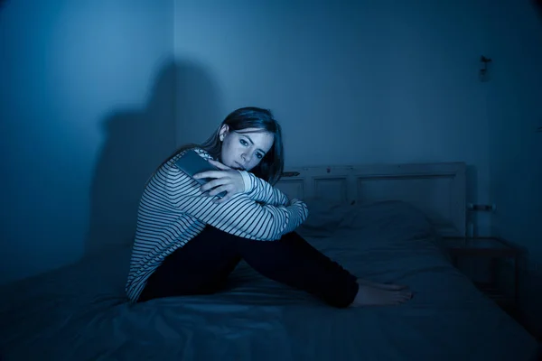 Smutny Zdesperowany Młody Nastolatek Kobieta Dziewczyna Inteligentny Telefon Cierpi Bulling — Zdjęcie stockowe