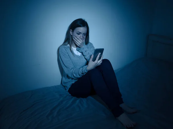 Ledsen Desperat Ung Tonåring Kvinnlig Flicka Smart Telefon Lider Online — Stockfoto