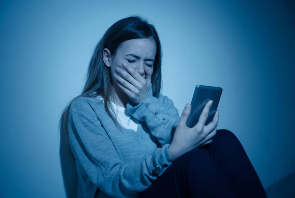 Triste Desesperado Jovem Adolescente Menina Telefone Inteligente Que Sofre Bulling — Fotografia de Stock