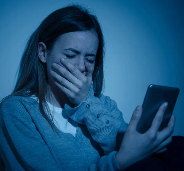 Smutná Mladá Dívka Pubertě Chytrých Telefoncích Trpící Internetskou Obtěžující Kácení — Stock fotografie