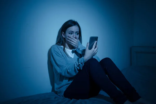 Triste Desesperado Jovem Adolescente Menina Telefone Inteligente Que Sofre Bulling — Fotografia de Stock