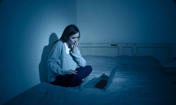 Korkmuş Korkutucu Üzücü Genç Laptop Acı Siber Zorbalık Taciz Ile — Stok fotoğraf