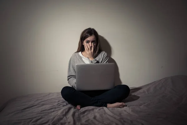 Bang Geïntimideerd Sad Tiener Gepest Lijn Met Laptop Lijden Pesten — Stockfoto