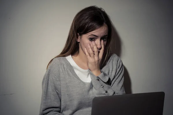 Vystrašený Zastrašený Smutný Teenager Šikanoval Lince Laptopem Obtěžováním Kyberbusem Dětská — Stock fotografie