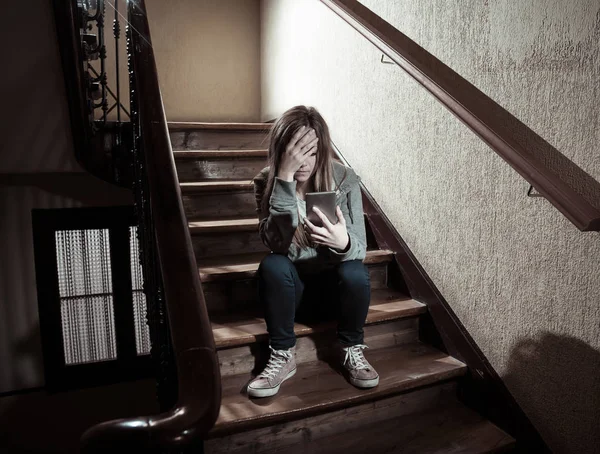 Сумна Пригнічена Молода Дівчина Підліток Жертва Кіберзалякування Мобільним Смартфоном Сидить — стокове фото