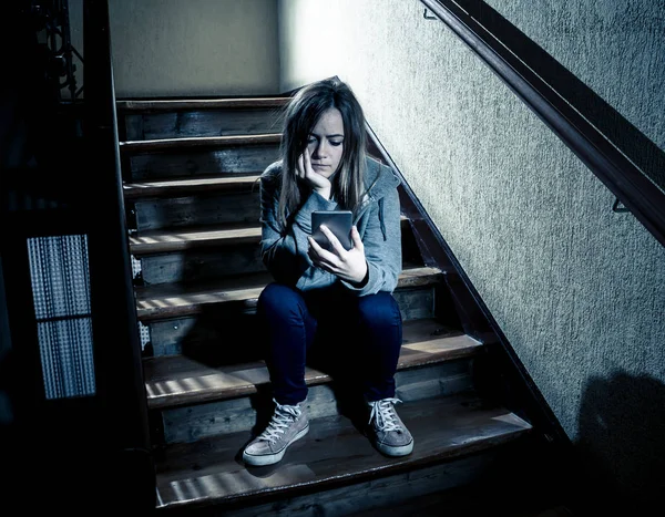 Triste Depresso Giovane Adolescente Vittima Cyberbullismo Cellulare Smart Phone Seduto — Foto Stock