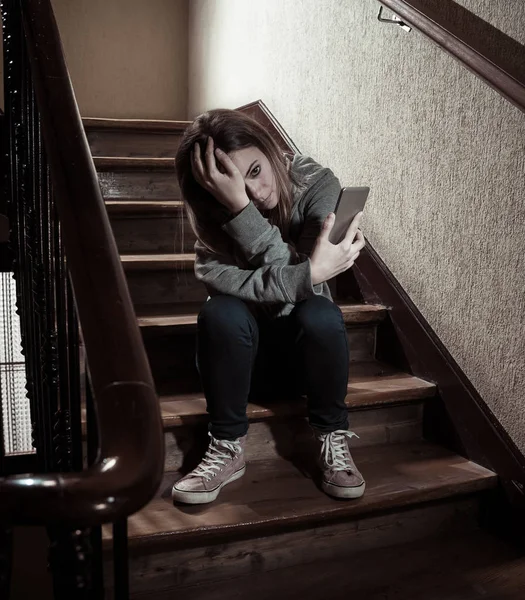 Tiener Meisje Slachtoffer Van Online Stalker Lijdt Aan Pesten Misbruik — Stockfoto
