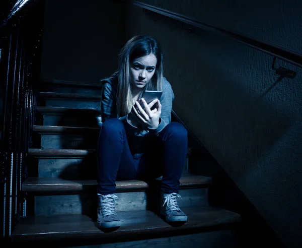 Triste Deprimido Jovem Adolescente Vítima Cyberbullying Por Telefone Inteligente Móvel — Fotografia de Stock