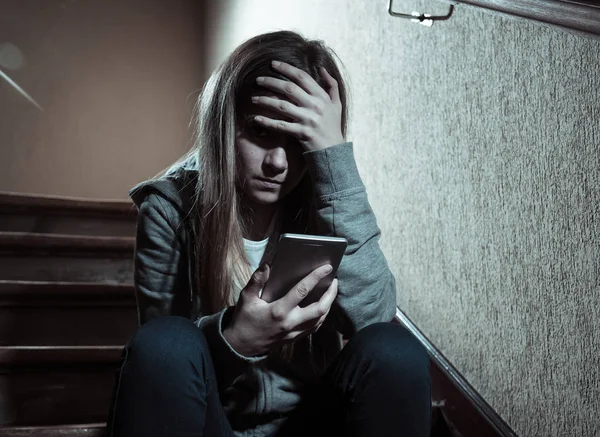 Adolescenta Victimă Hărțuitorului Online Care Suferă Abuzuri Cibernetice Simțindu Singură — Fotografie, imagine de stoc