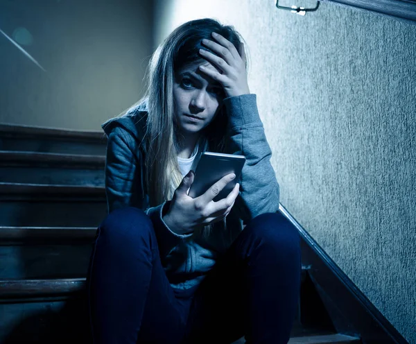 Triste Deprimido Jovem Adolescente Vítima Cyberbullying Por Telefone Inteligente Móvel — Fotografia de Stock