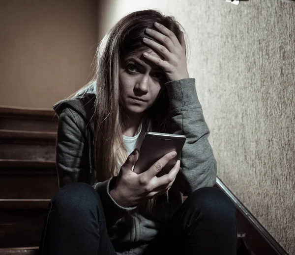 Triste Deprimido Jovem Adolescente Vítima Cyberbullying Por Telefone Inteligente Móvel — Fotografia de Stock